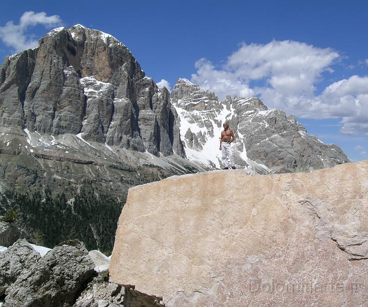 immagine 180.JPG - Dario Dall'Olio contempla il paesaggio dolomitico delle Cinque Torri sul  frammento più grande della Torre Trephor crollata da pochi giorni.